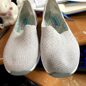 WOMENS SKECHERS CLASSIC FIT AIR COOLED MEMORY FOAM GRAY SHOES SIZE 9.5 LIKE NEW